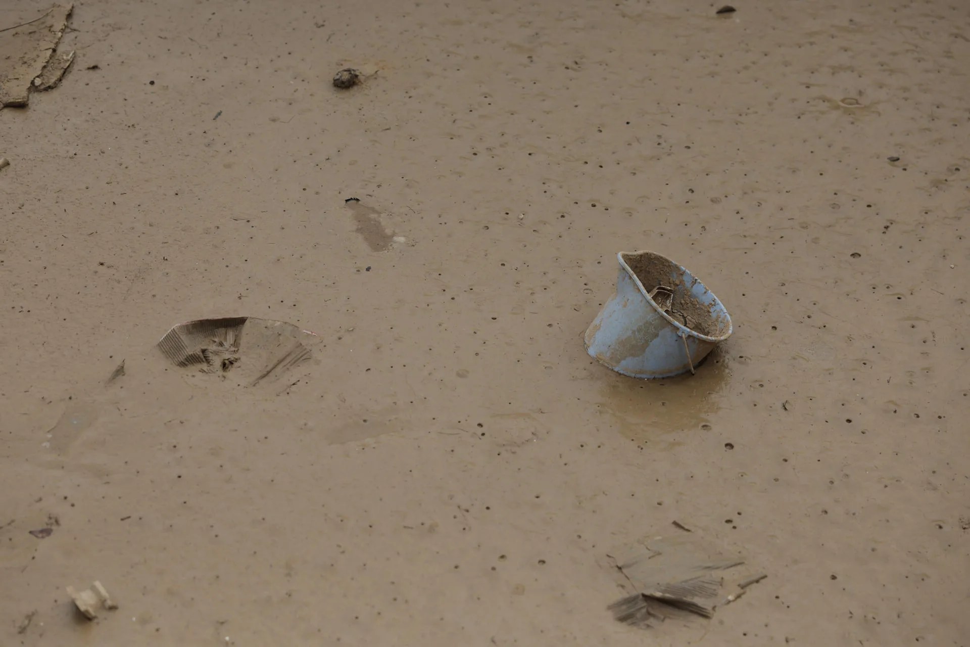 Un cubo rodeado de lodo, en diciembre de 2024 en Paiporta. EFE/Kai Försterling /Archivo