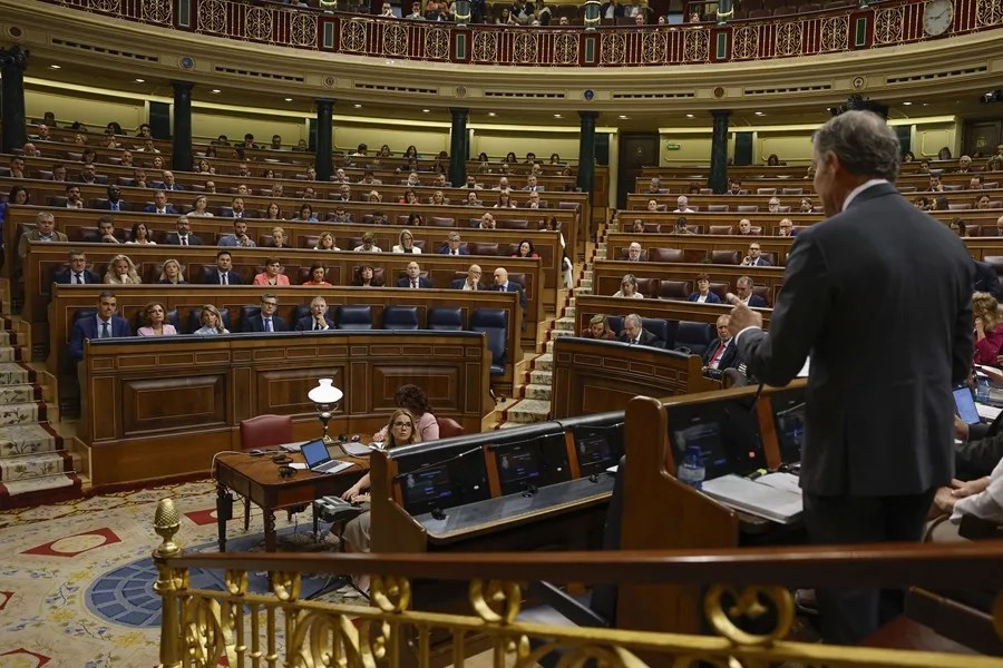 El presidente del PP, Alberto Núñez Feijóo, durante su intervención en la sesión de control al Gobierno
