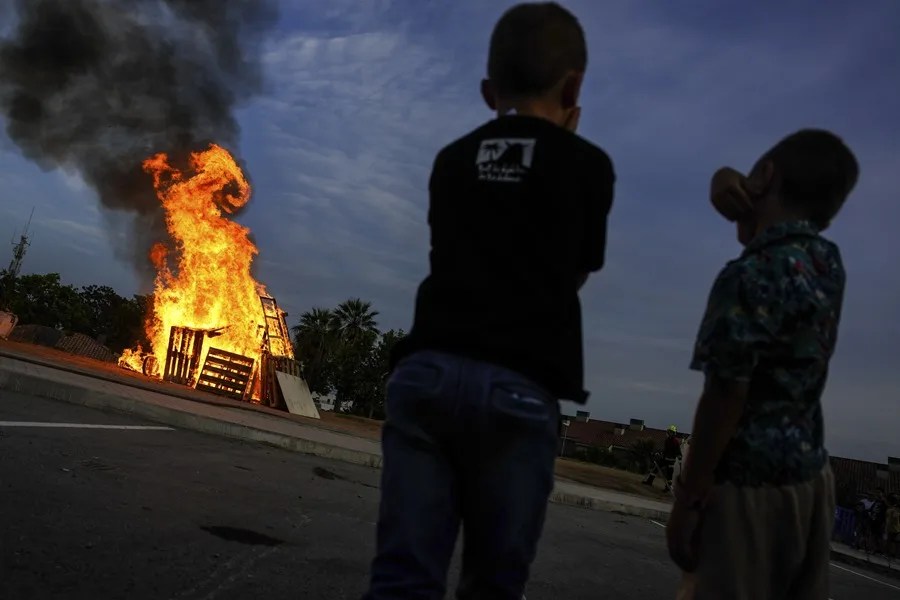 La tradicional hoguera de la verbena de San Juan en la localidad barcelonesa de El Masnou.