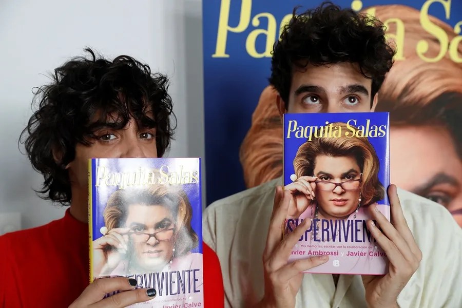 Javier Ambrossi (i) y Javier Calvo (d), posan para los fotógrafos durante una entrevista concedida a la Agencia EFE.