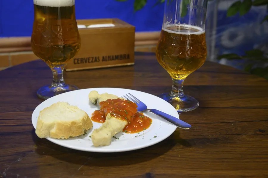 Detalle de una tapa en un bar de Granada.