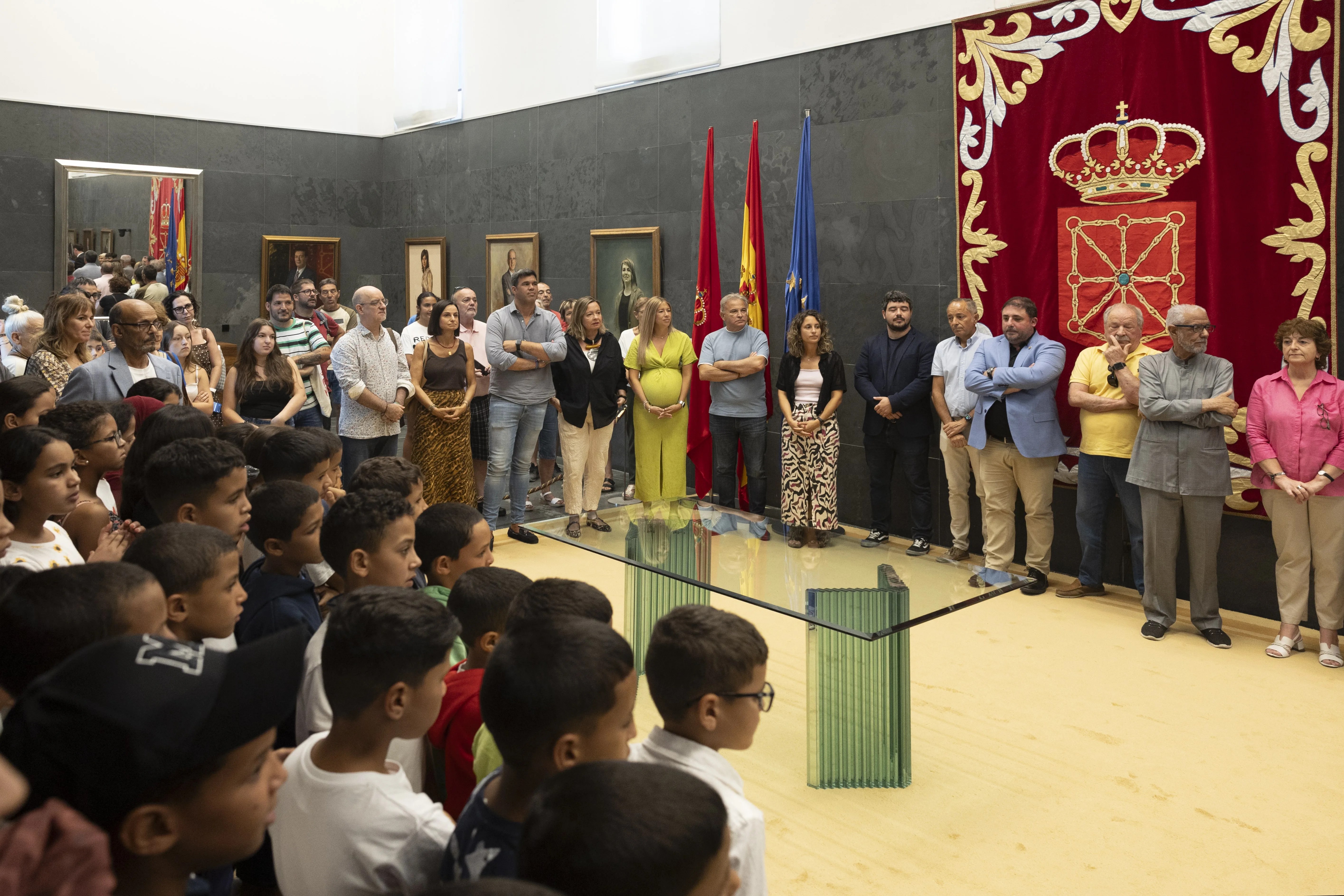 Imagen de la recepción del Parlamento foral al centenar de niñas y niños saharauis que pasan este verano en familias de acogida en Navarra
