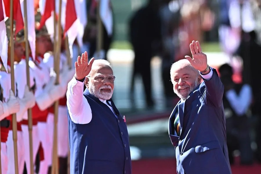 El presidente de Brasil, Luiz Inácio Lula da Silva (d), recibe al primer ministro de India, Narendra Modi, en su visita de Estado este martes, en el Palacio de Alvorada en Brasilia (Brasil). EFE/Andre Borges