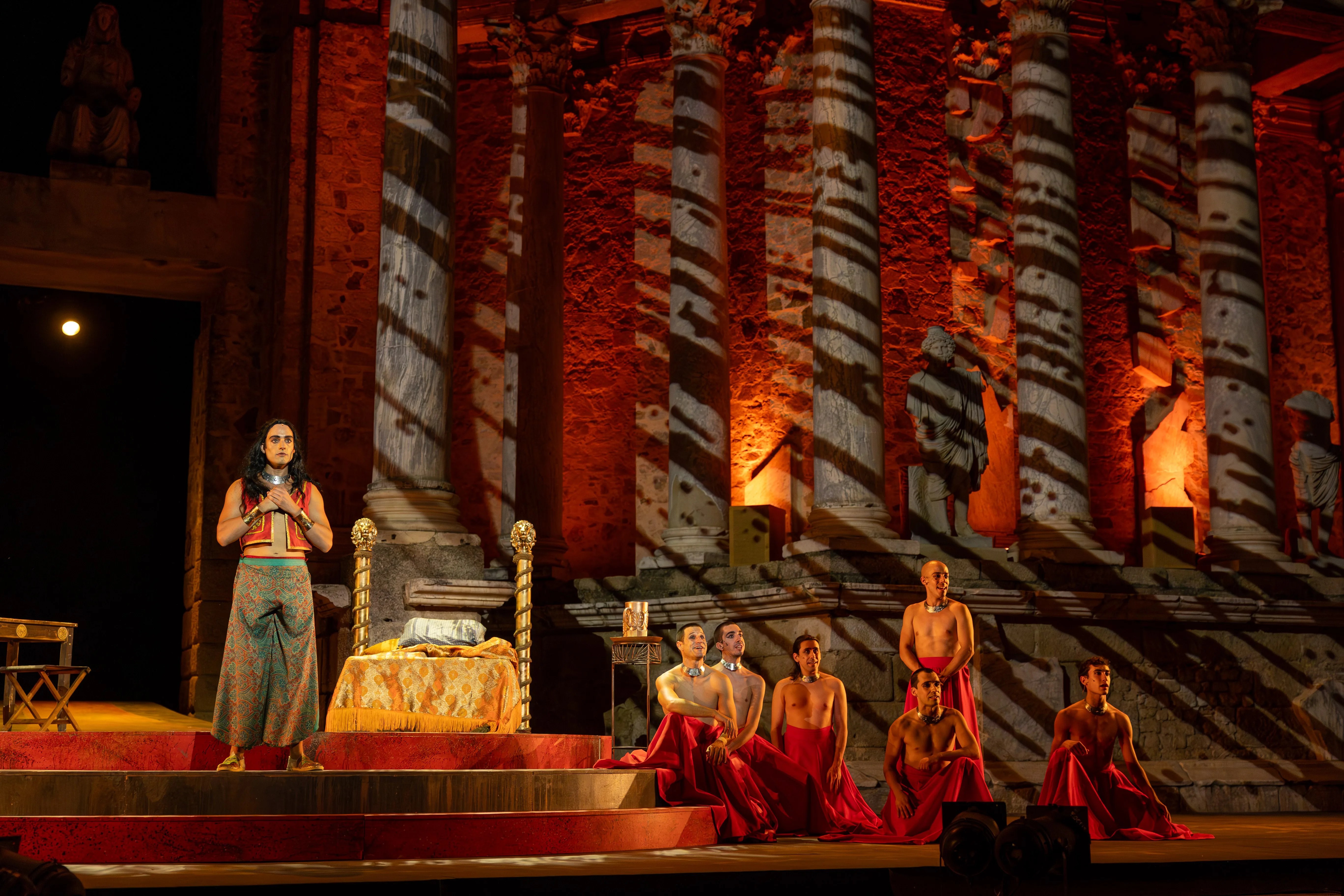 Un grupo de actores participa en el estreno de la obra 'Alejandro y el eunuco persa' en el marco del 71 Festival de teatro Clásico de Mérida EFE/ Jero Morales