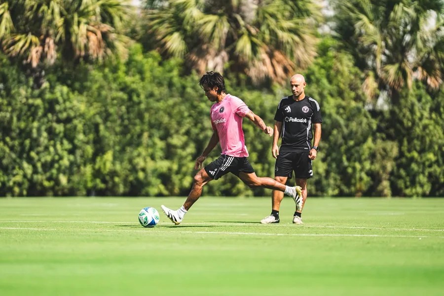 Fotografía cedida por el Inter Miami CF de su entrenador Javier Mascherano (d) junto al jugador venezolano Telasco Segovia durante un entrenamiento este viernes, en Florida (Estados Unidos). EFE/ Inter Miami Cf