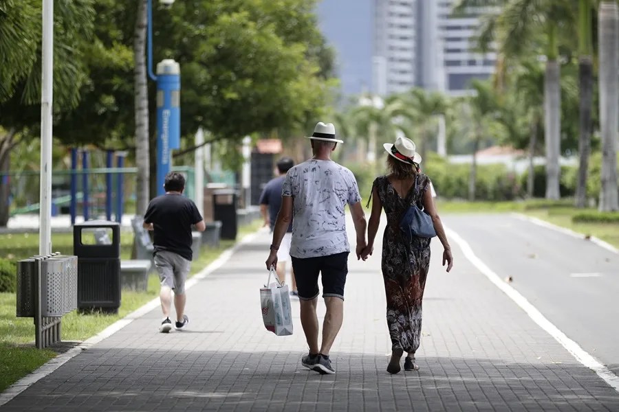 Fotografía de archivo de varias personas caminando en la zona costera de Ciudad de Panamá (Panamá). EFE/ Bienvenido Velasco