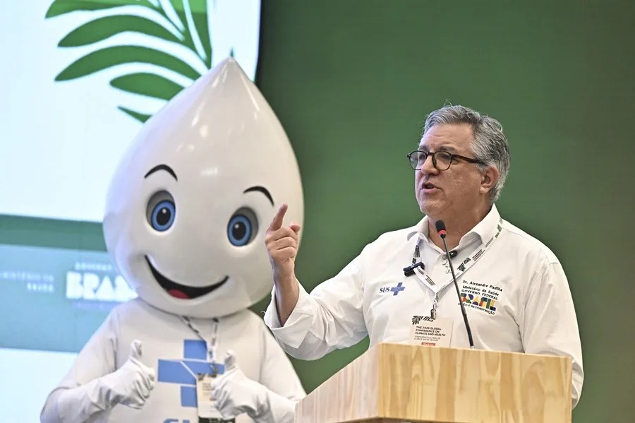 El ministro de Salud de Brasil, Alexandre Padilha, habla durante la Conferencia Mundial sobre Clima y Salud 2025 este martes, en el Centro Internacional de Convenciones en Brasilia (Brasil). EFE /Andre Borges