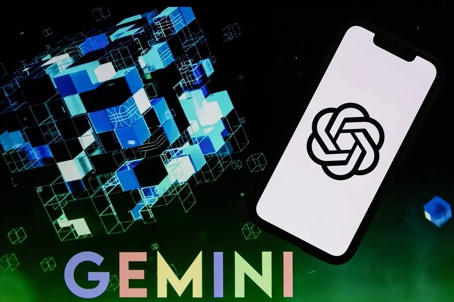 Comisión Europea pide evaluar los riesgos de los contenidos de la inteligencia artificial. En la imagen, Ilustración que muestra un teléfono móvil con el logotipo de Open AI y Chat GPT de Microsoft Corporation sobre una pantalla que muestra las letras Google Gemini. EFE/ EPA/ Etienne Laurent