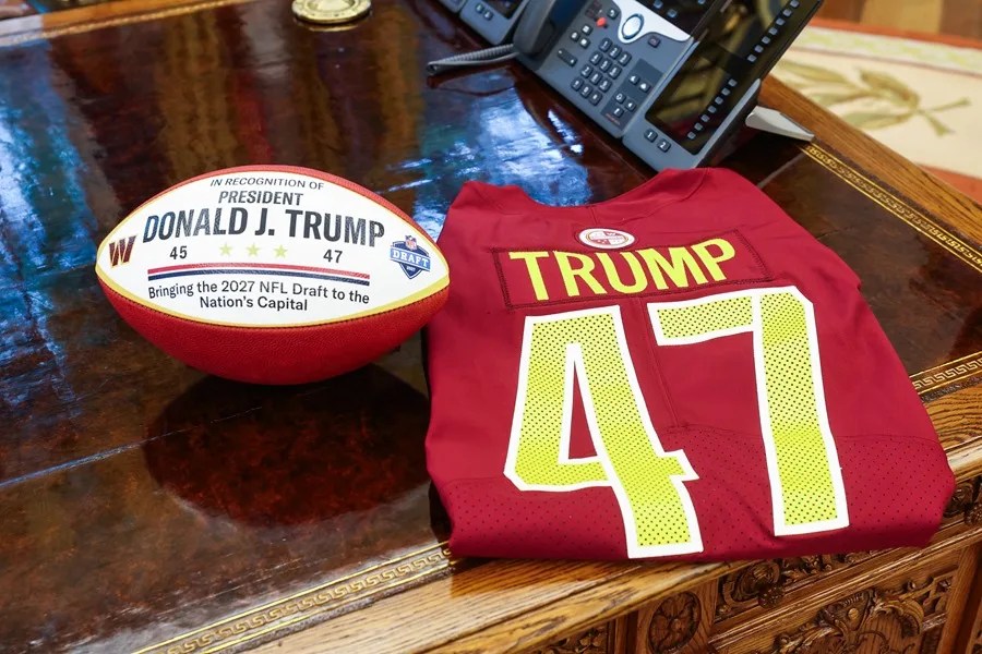 Trump exige a los Washington Commanders que retomen su polémico nombre original Redskins