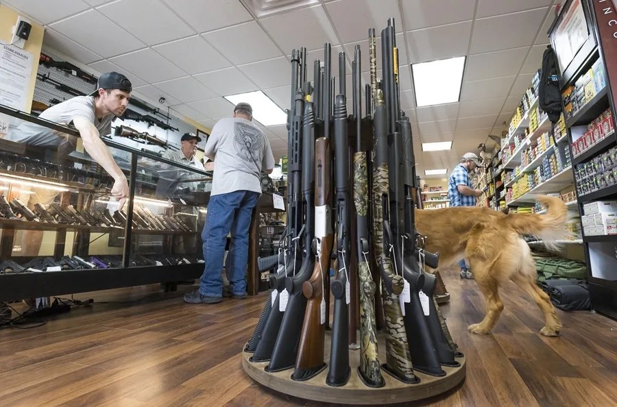 El Gobierno de Trump quiere simplificar la regulación para la compra de armas de fuego