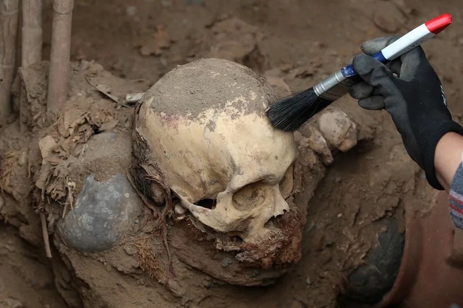 Descubren en Perú un entierro de más de mil años de antigüedad al instalar tuberías de gas en Lima