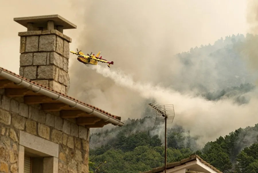 La situación del incendio que se declaró en la noche del lunes en el Barranco de las Cinco Villas, al sur de Ávila