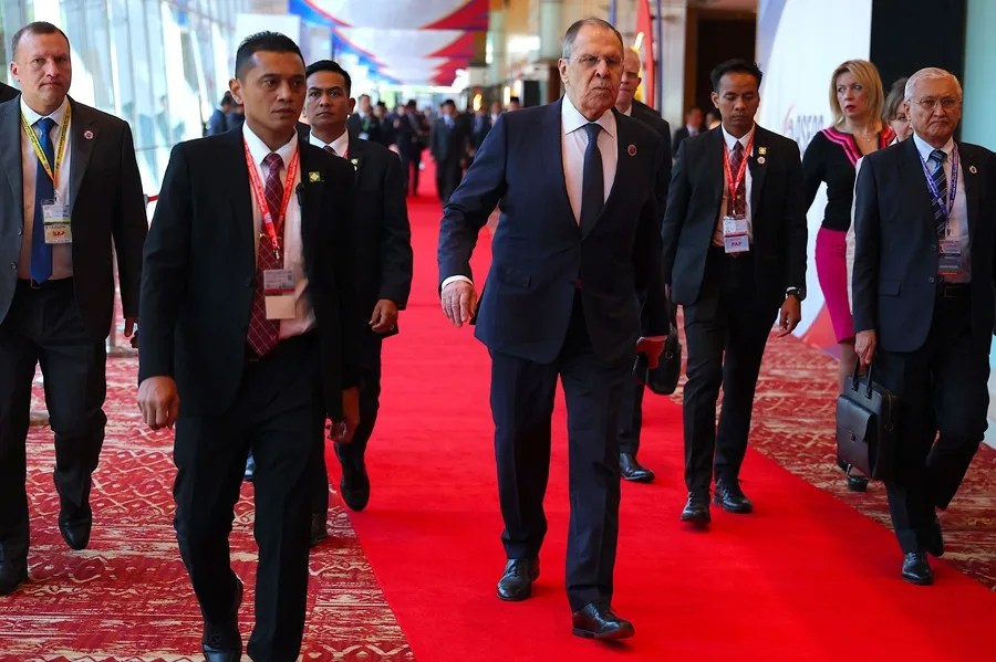 El ministro de Asuntos Exteriores de Rusia, Serguéi Lavrov (centro)