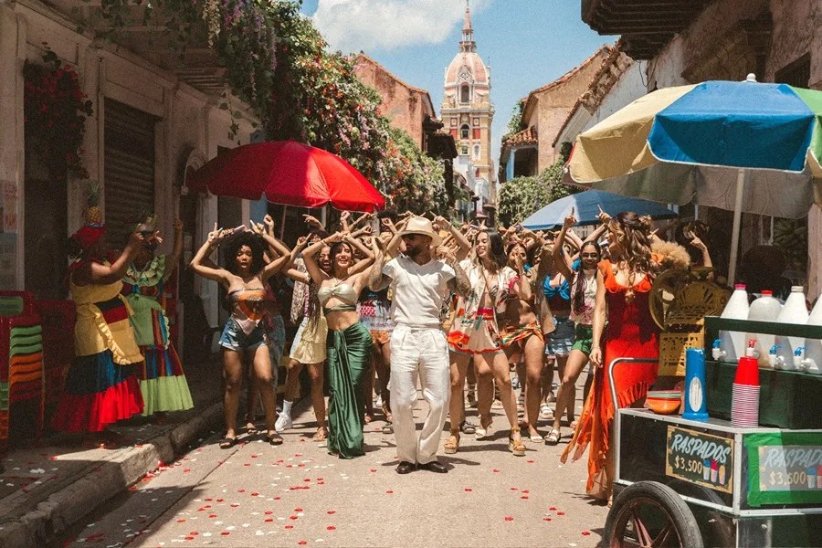 Maluma celebra el verano con 'Bronceador' y un video grabado en Cartagena de Indias