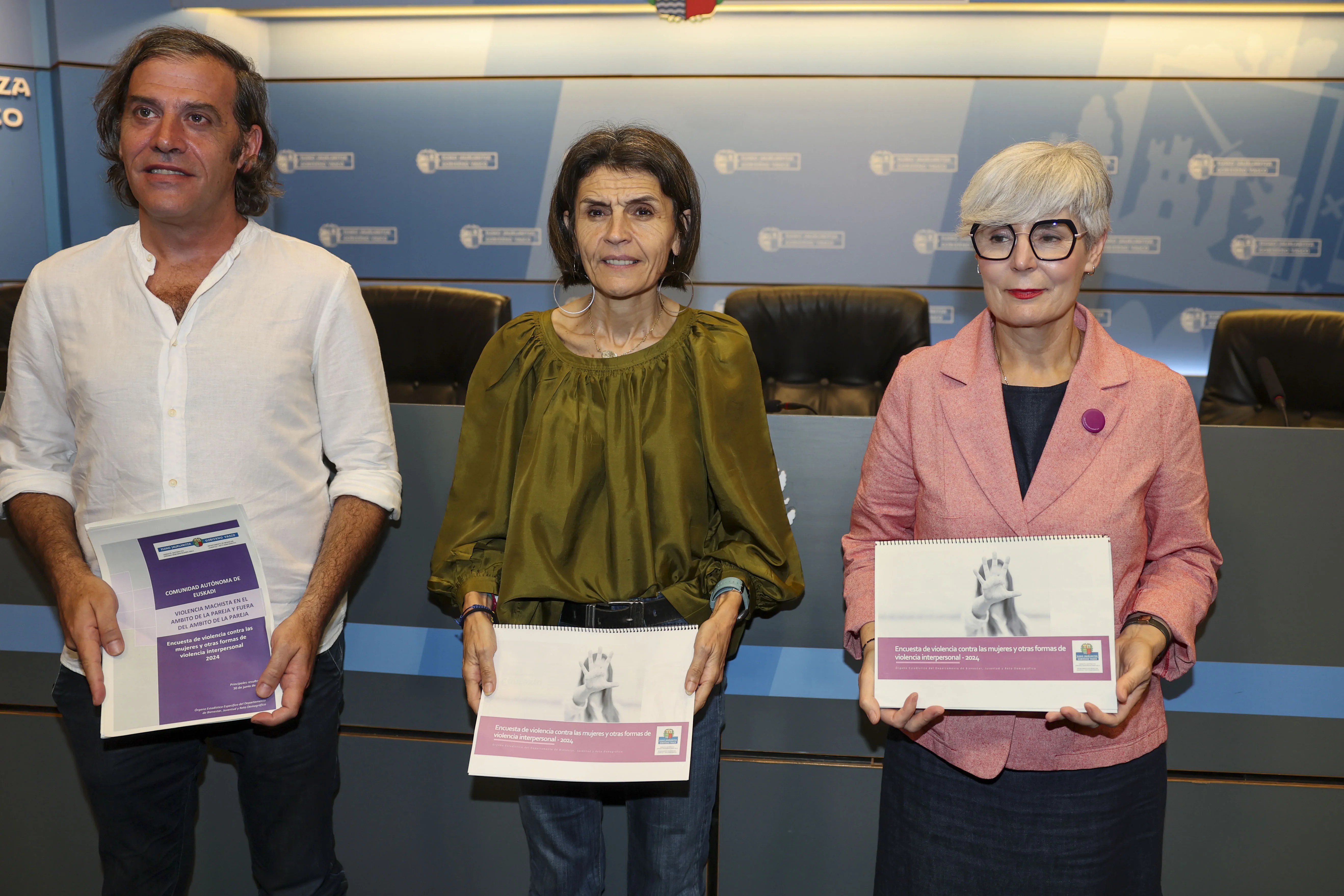 La Consejera de Bienestar, Juventud y Reto Demográfico, Nerea Melgosa, (c) junto a la directora de Emakunde Miren Elgarresta (d) y el autor del estudio Jorge Aramendi (i) con el informe sobre la violencia que han sufrido las mujeres vascas a lo largo de su vida.EFE/Luis Tejido
