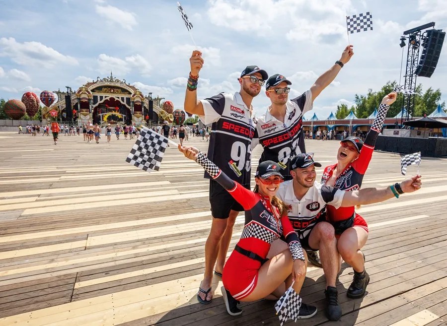 Jóvenes en el festival de música Tomorrowland 2025.