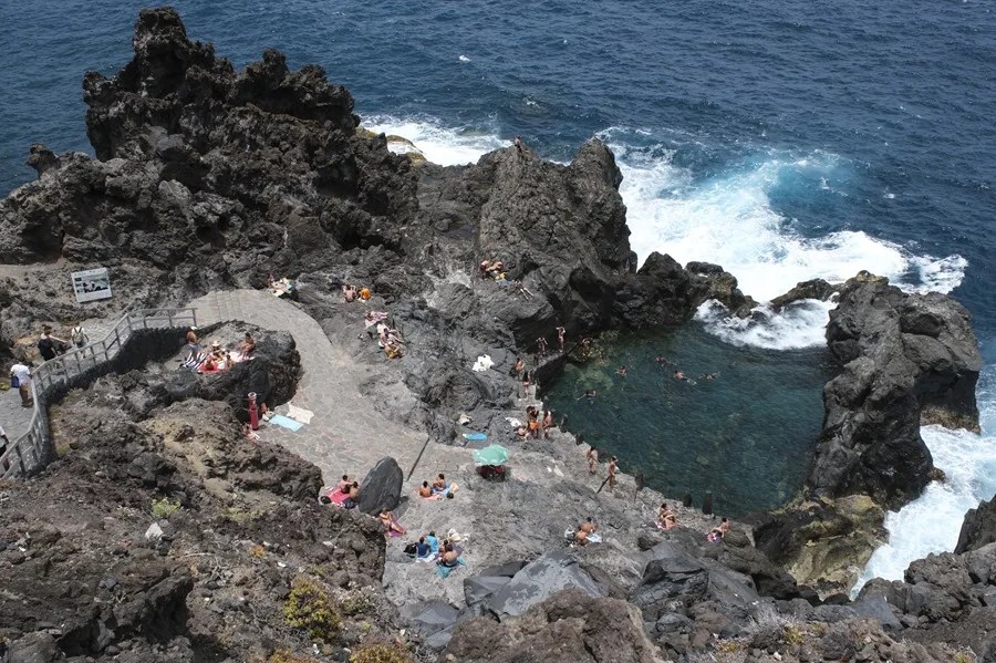 Bañistas en la costa del municipio tinerfeño de San Juan de la Rambl