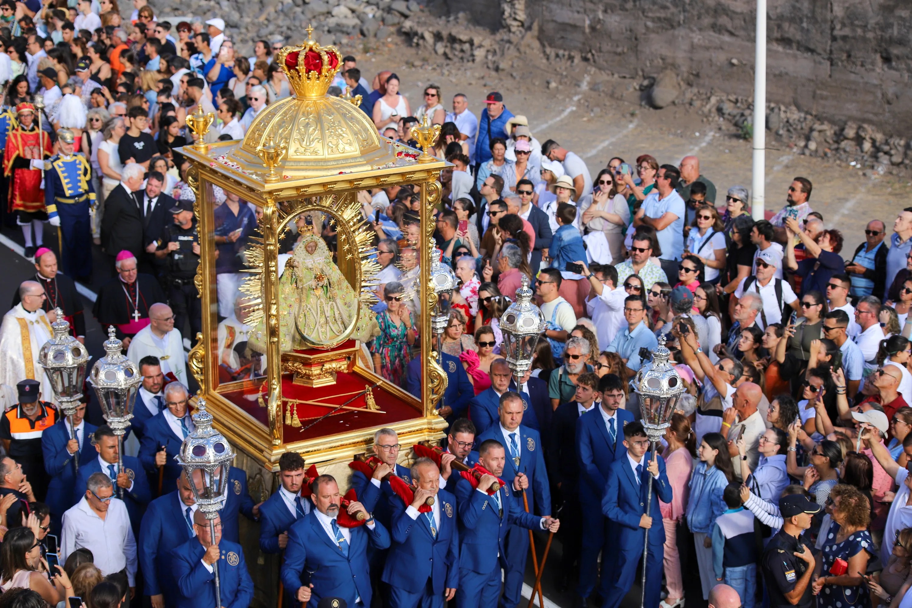 Procesión de la Virgen de Las Nieves durante su entrada triunfal a Santa Cruz de La Palma, en el día grande de las Fiestas Lustrales de la patrona de La Palma. EFE/Luis G. Morera