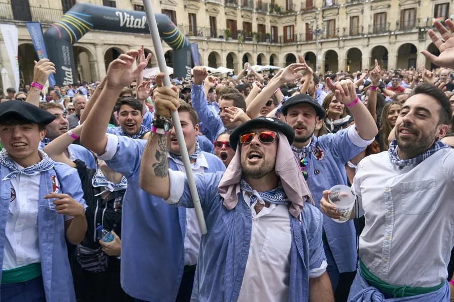 Vitoria celebra el Día del Blusa y la Neska