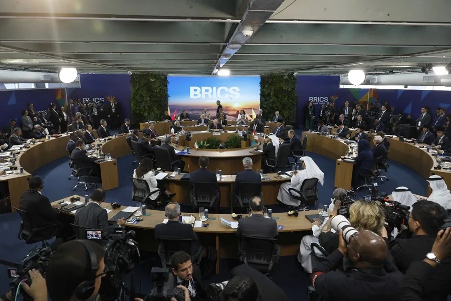 Fotografía de los participantes en el lugar durante la inauguración de la cumbre BRICS en Río de Janeiro