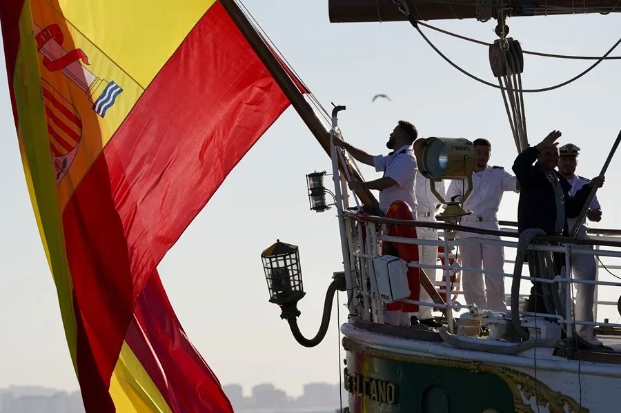 El buque escuela de la Armada española 'Juan Sebastián Elcano' ha regresado este lunes al puerto de Cádiz.
