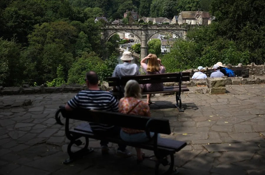 Personas observan el río Nidd y el viaducto de Knaresborough, en Knaresborough, Reino Unido
