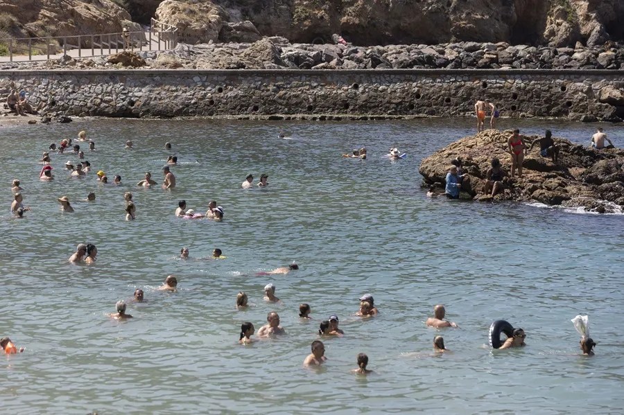Vista de la playa cartagenera de Cala Cortina (Murcia) este domingo.