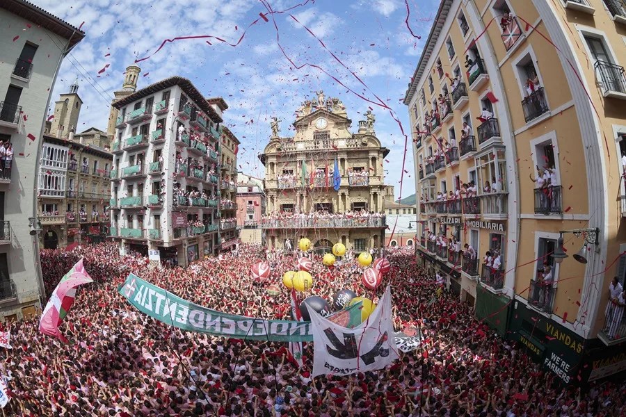 Comienzo de los San Fermines con el Chupinazo desde la plaza del ayuntamiento de Pamplona.