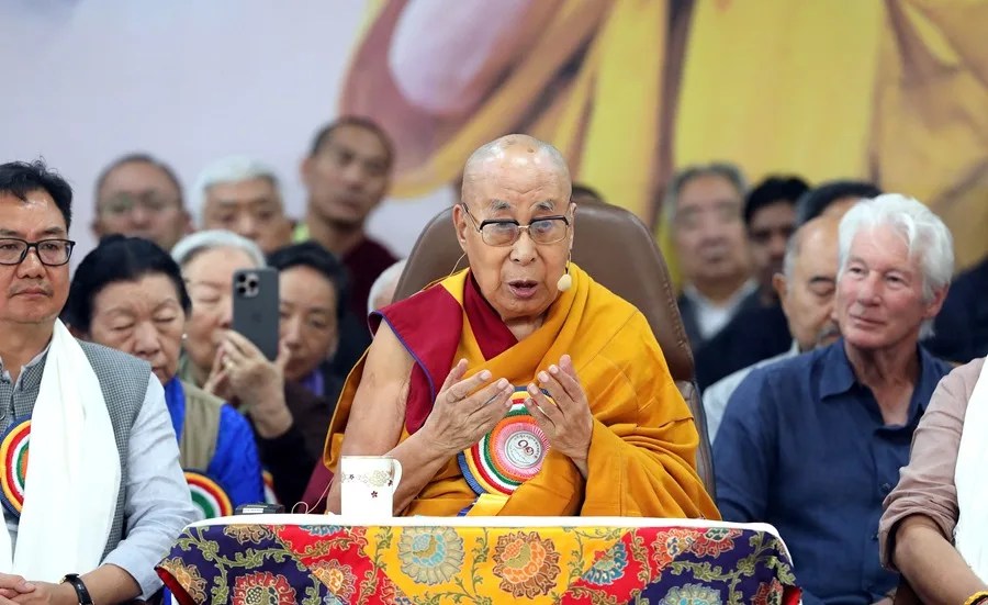 El líder espiritual del budismo tibetano, el Dalai Lama (centro), asiste a las celebraciones de su 90 cumpleaños