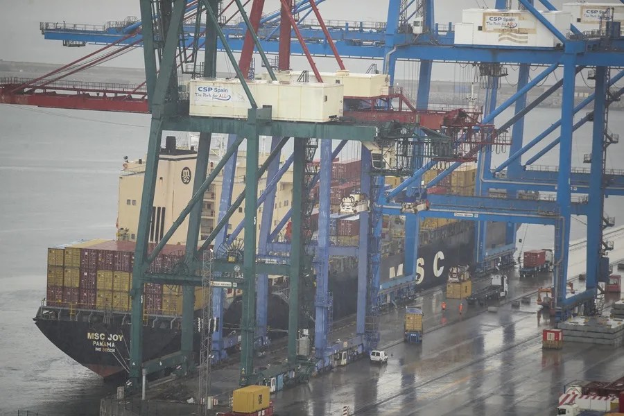 Un buque carga contenedores en el puerto de Bilbao.