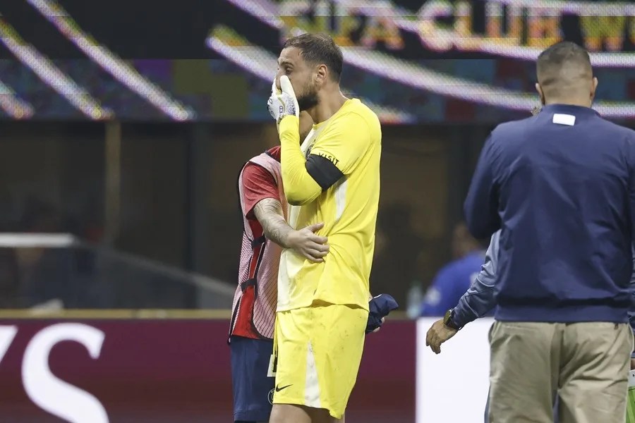 El portero del PSG, Gianluigi Donnarumma, reacciona después de que Jamal Musiala, del Múnich, se lesionara