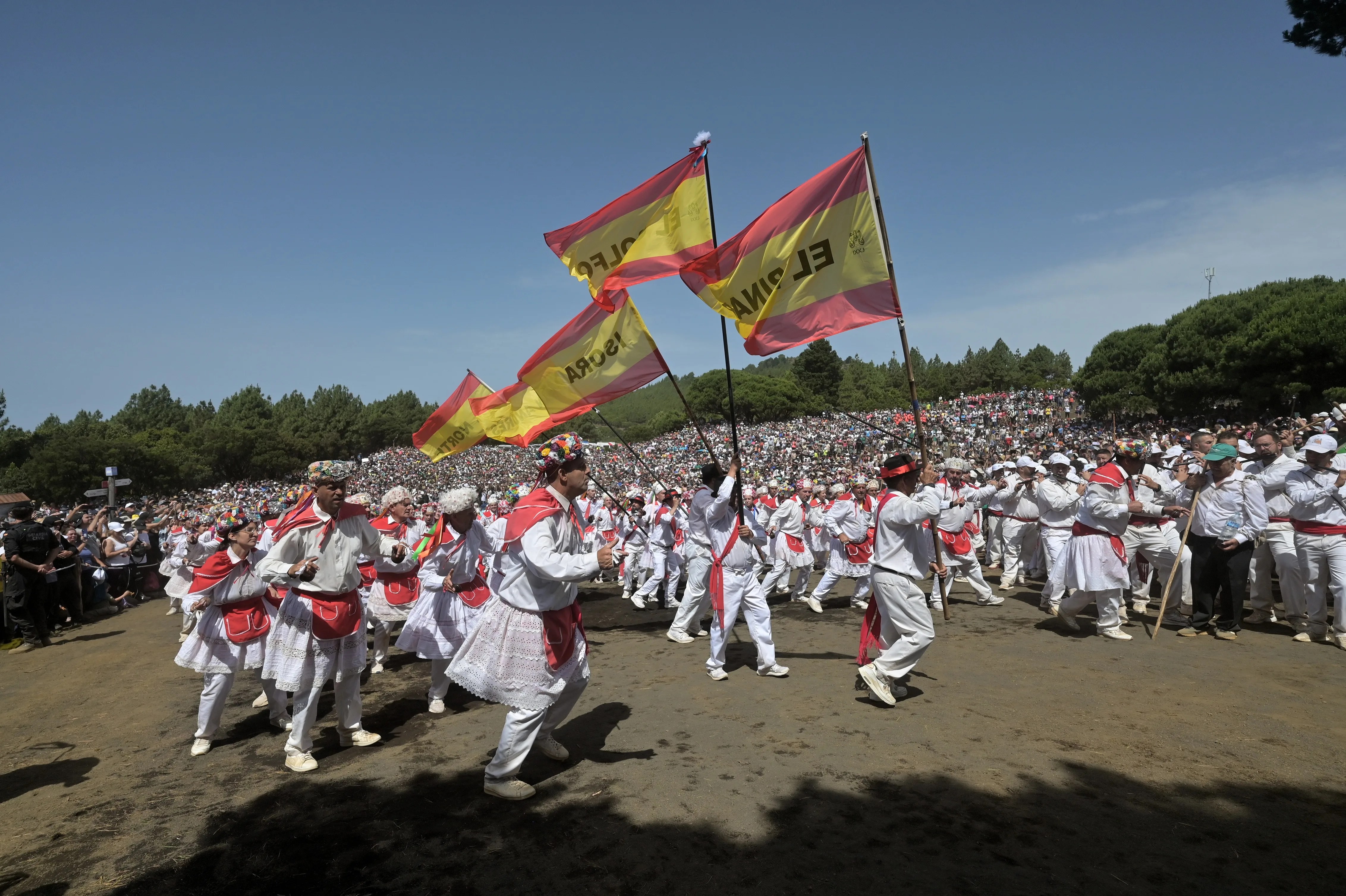 Miles de personas han participado este sábado en El Hierro en la Bajada de la Virgen de Reyes. EFE/Gelmert Finol