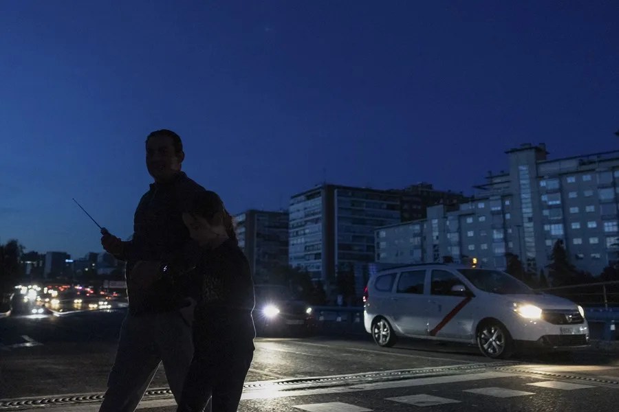 Un viandante cruza una calle de Madrid durante el apagón