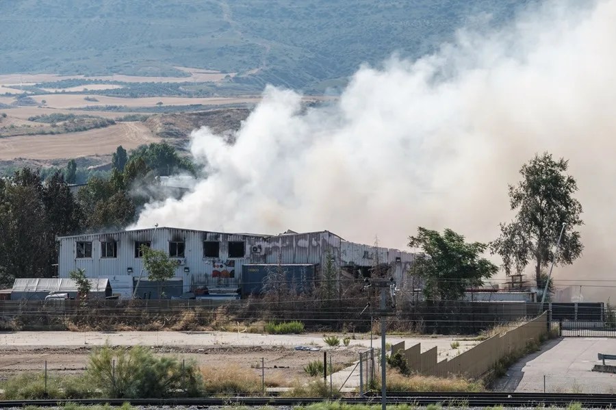 Vista del incendio de una planta de reciclaje de baterías de litio