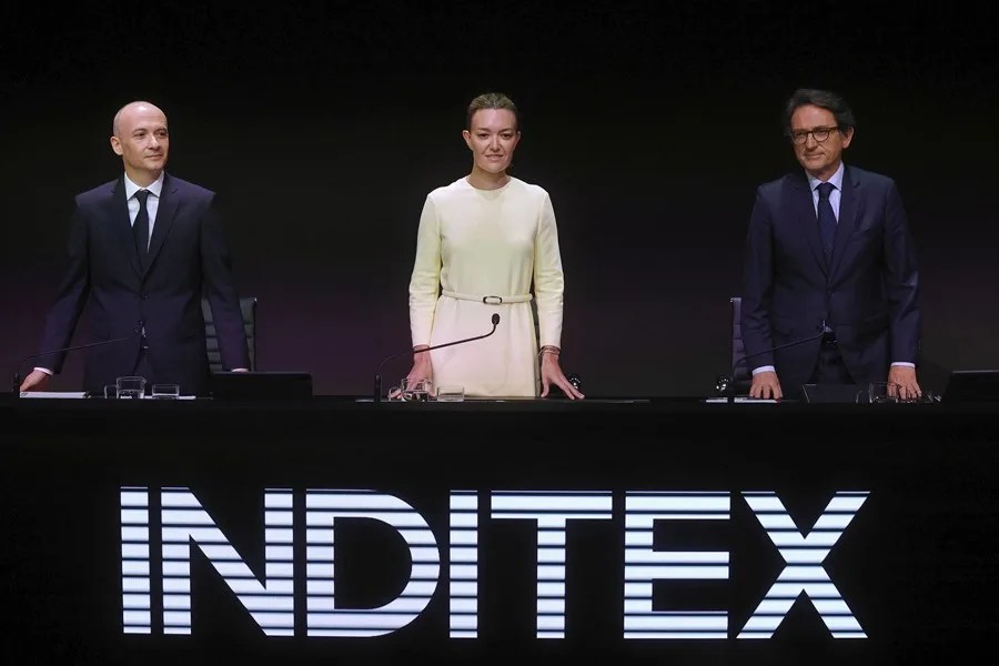 La presidenta de Inditex, Marta Ortega (c) junto al consejero delegado, Óscar García Maceiras (i) durante la Junta General de Accionistas en Arteixo (A Coruña).