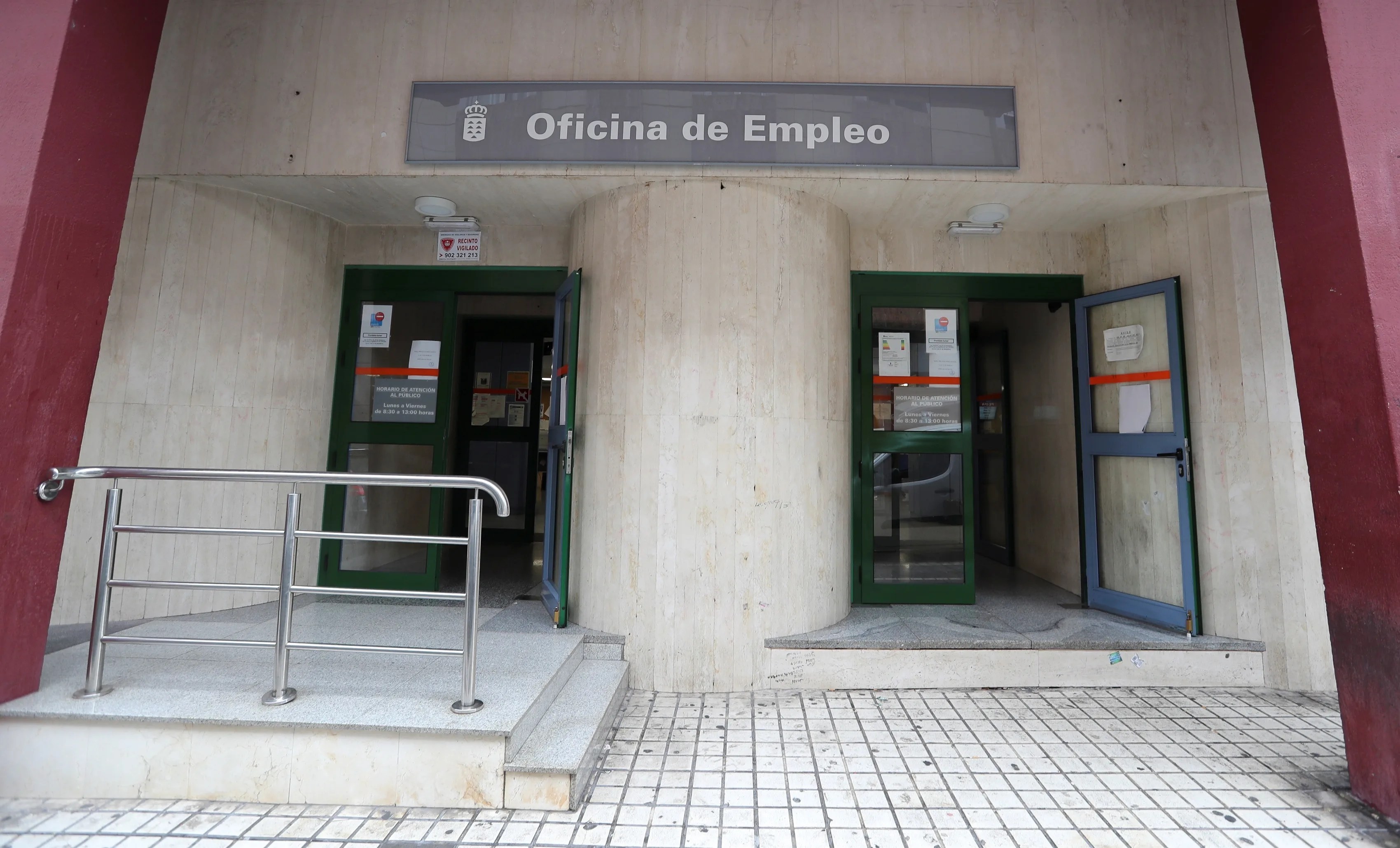 Imagen de archivo de una oficina del INEM . EFE/ Elvira Urquijo A.