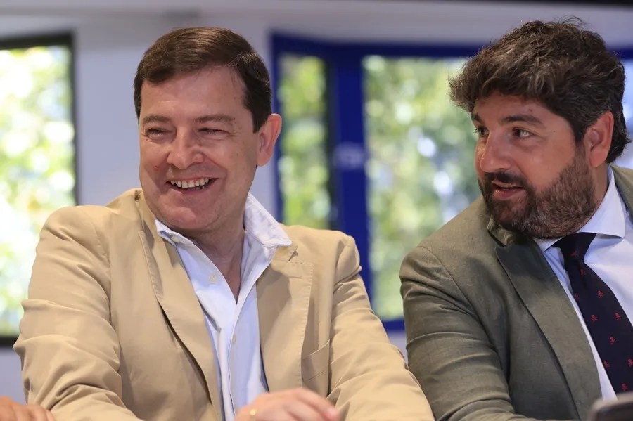El presidente de Castilla y León, Alfonso Fernández Mañueco (i) junto al presidente de Murcia, Fernando López Miras hoy en Madrid.