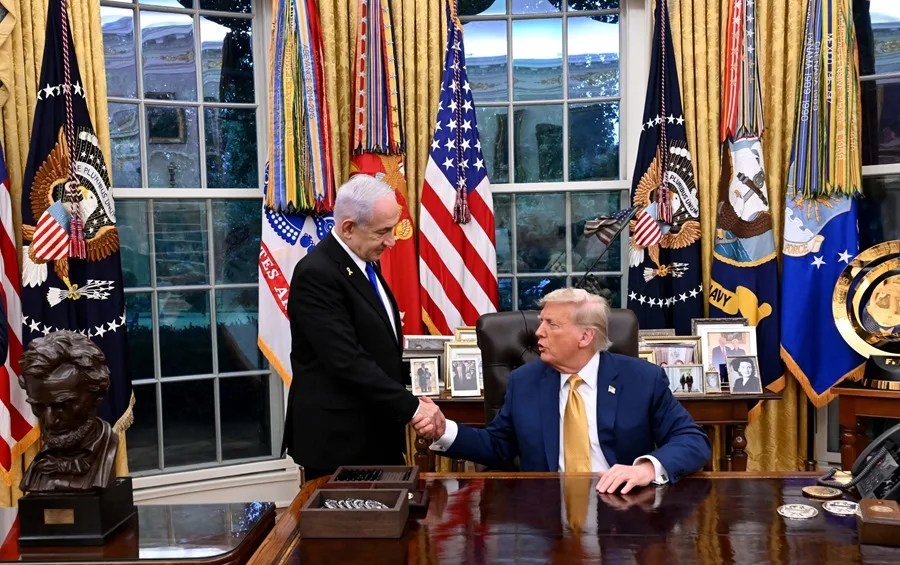 Benjamín Netanyahu (i) Donald Trump, en la Casa Blanca.