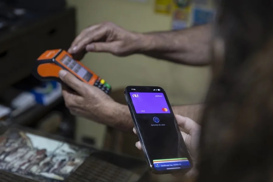 el método de proximidad del teléfono móvil con la aplicación del banco digital Nubank, en Sao Paulo (Brasil). EFE/ Isaac Fontana