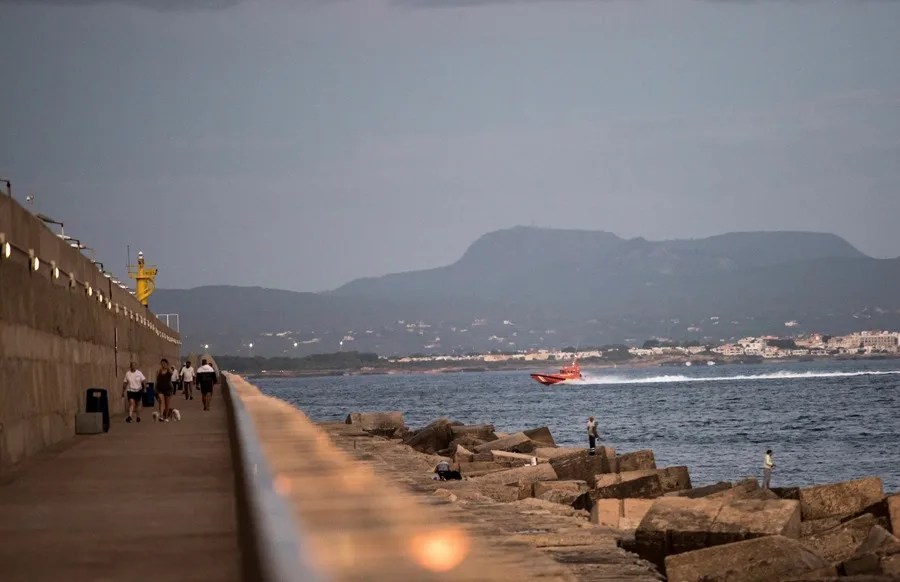 Equipos de salvamento en el puerto de Palma.