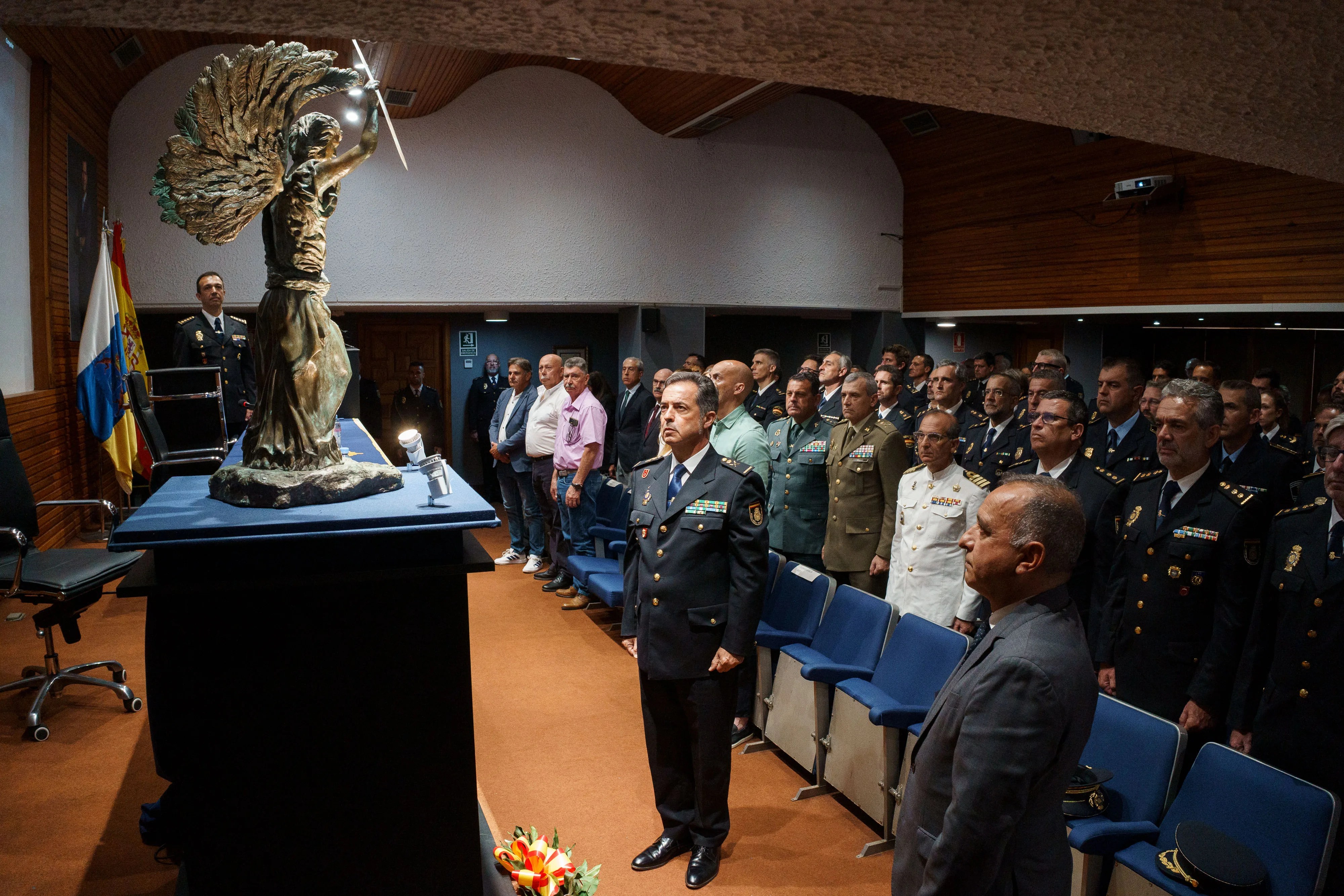 El jefe superior de Policía de Canarias, Jesús María Gómez Martín, (I) y el subdelegado del Gobierno en Santa Cruz de Tenerife, Javier Plata, (d) han asistido este martes al acto de homenaje a los 188 policías nacionales víctimas de atentados terroristas, con especial mención a los tinerfeños José Benito Díaz y José Francisco Hernández, así como del policía nacional Rafael Valdenebro EFE/Ramón de la Rocha