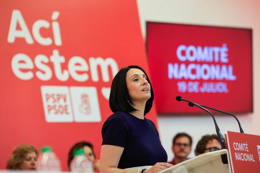 La secretaria de Organización del PSOE, Rebeca Torró (i) , hoy en Valencia.