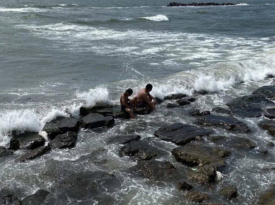Bañistas hoy en la costa en Cavite, Filipinas.
