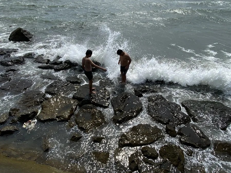 Bañistas en la costa en Cavite, Filipinas.