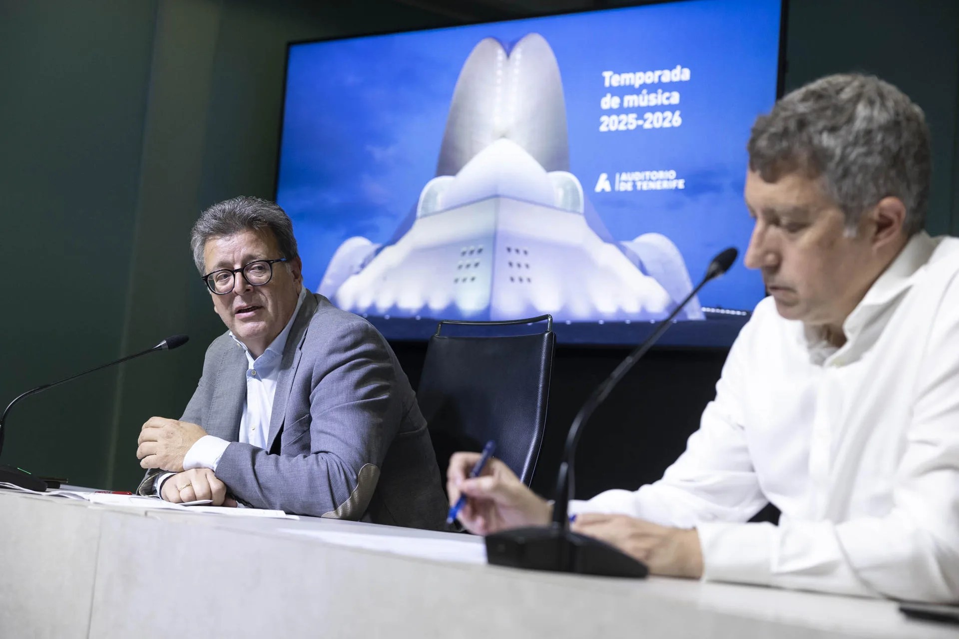 El consejero insular de Cultura, José Carlos Acha (i), y el director artístico del Auditorio de Tenerife, José Luis Rivero (d), han presentado este martes la programación de música del Auditorio de Tenerife para la temporada 2025-2026. EFE/Miguel Barreto