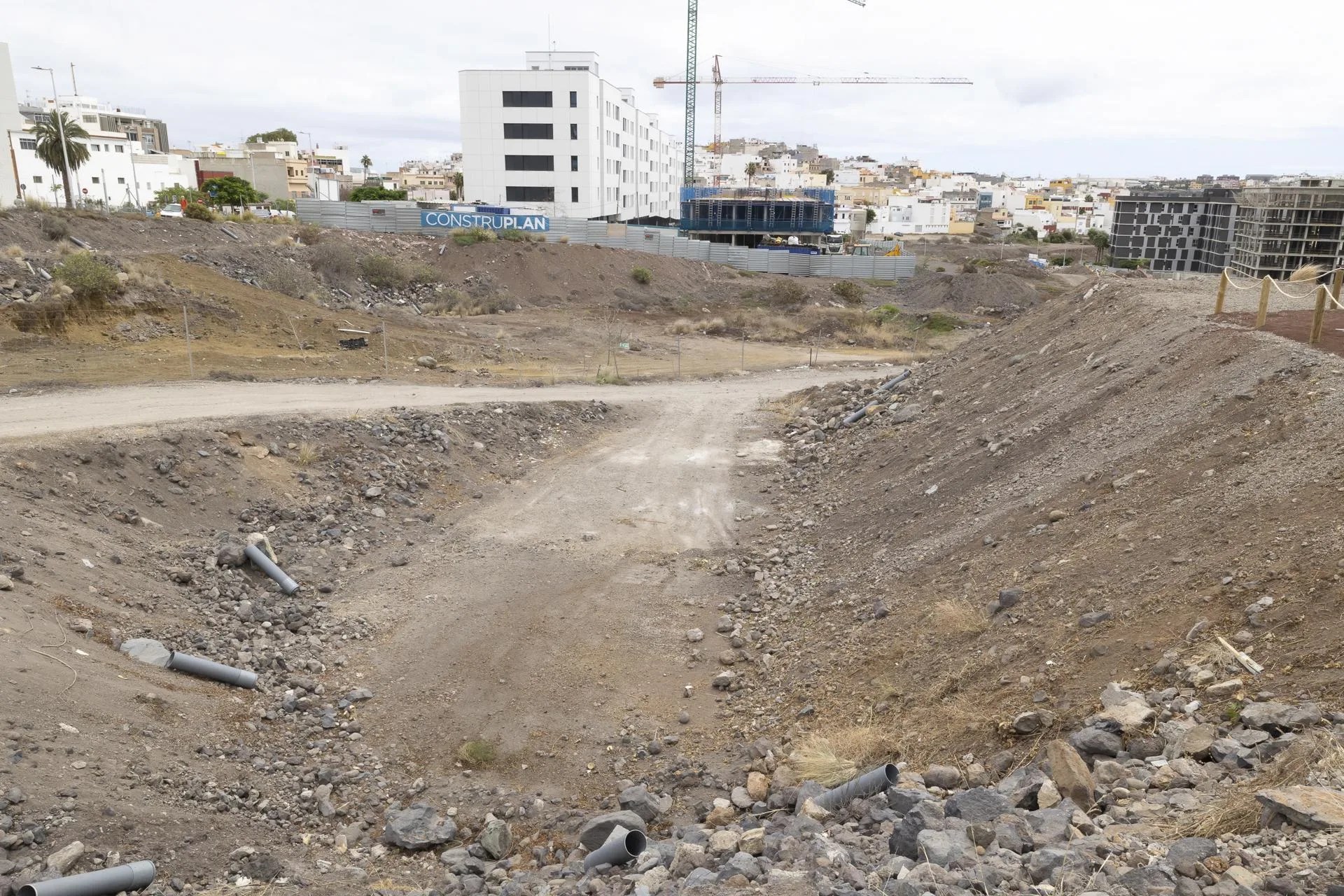 Solar donde se construye un edificio de 131 viviendas de alquiler asequible en el barrio de Tamaraceite. EFE/Quique Curbelo