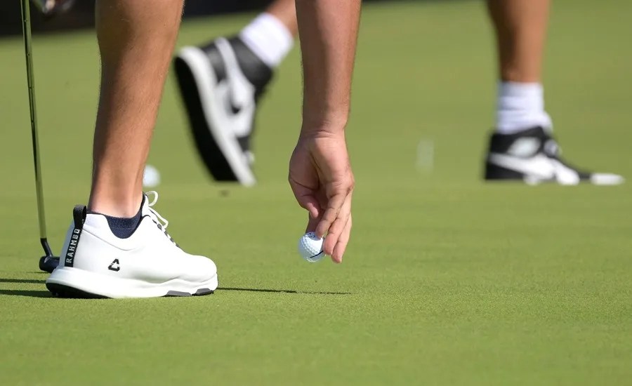 Detalle de un jugador de golf durante una edición de la Ryder Cup.