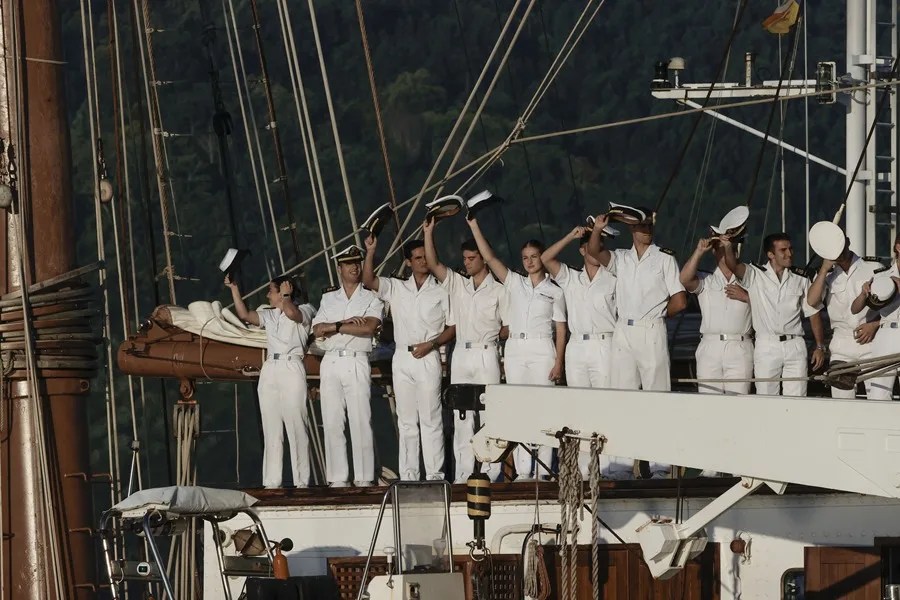 El buque escuela Juan Sebastián de Elcano, con la princesa Leonor (c) abordo