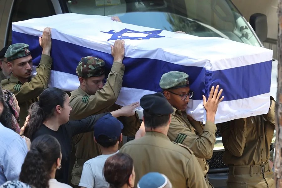 Familiares intentan tocar el ataúd de un soldado israelí que porta el del sargento Moshe Nissim Frech durante su funeral en el cementerio militar del Monte Herzl en Jerusalén