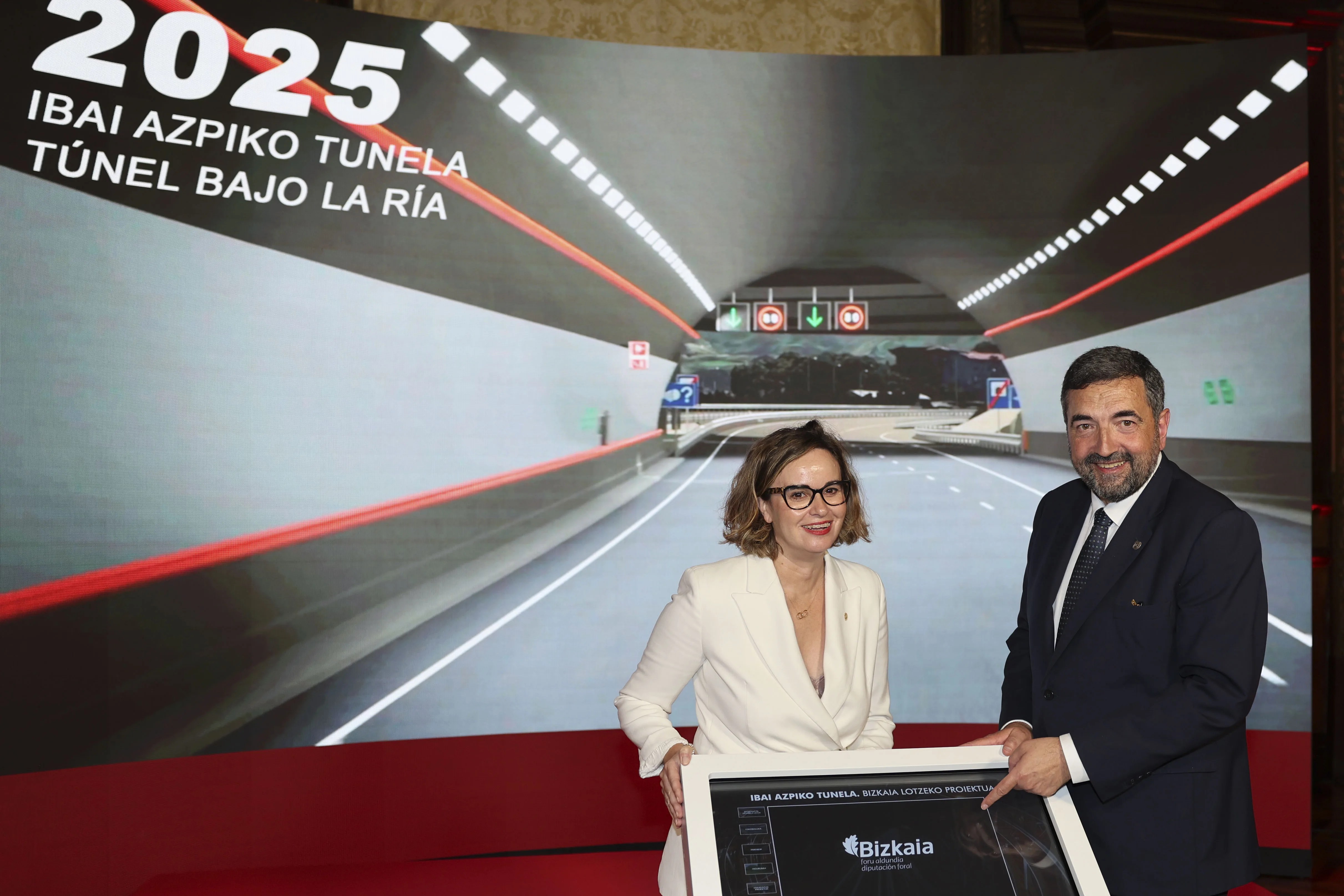 La diputada general de Bizkaia, Elixabete Etxanobe, (i) junto al diputado de infraestructuras y desarrollo territorial Carlos Alzaga en la presentación del proyecto constructivo del túnel bajo la ría, conocido también como subfluvial de Lamiako.EFE/Luis Tejido